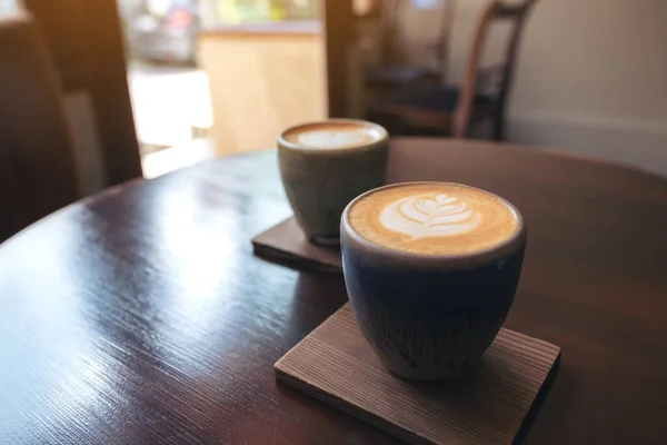 Image Rapprochée Deux Petites Tasses Café Latte Chaud Avec Latte — Photo