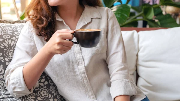 Detailní Obrázek Asijské Ženy Vonící Pití Horké Kávy Pocitem Dobře — Stock fotografie