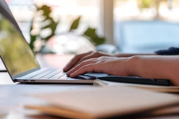 Imagem Perto Das Mãos Mulher Usando Digitando Laptop Com Cadernos — Fotografia de Stock