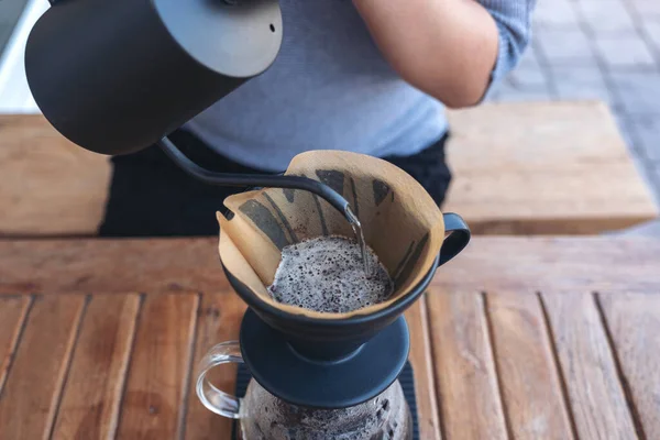 Крупный План Женской Руки Наливающей Горячую Воду Сделать Капельный Кофе — стоковое фото
