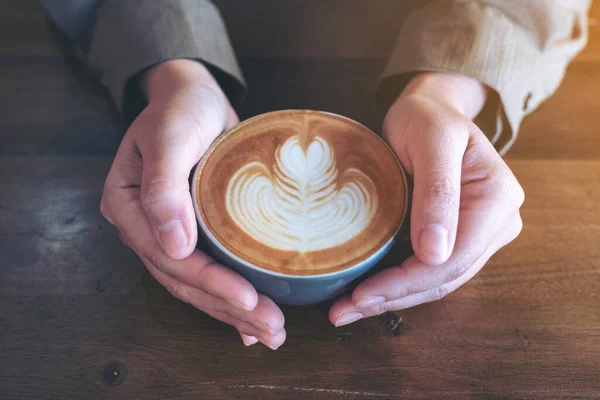 Detailní Obrázek Rukou Drží Modrý Šálek Horké Kávy Latte Latte — Stock fotografie