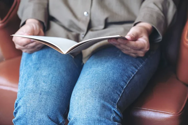 Close Afbeelding Van Hand Van Vrouw Houden Het Openen Van — Stockfoto