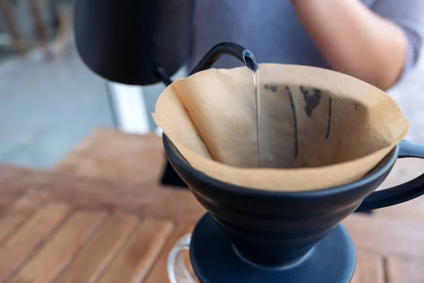 Eski Ahşap Masaya Damlayan Bir Kahve Yapmak Için Sıcak Döken — Stok fotoğraf