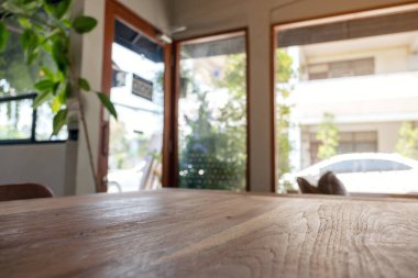 Arkaplanı bulanık tahta masa