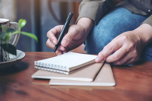 Imagem Close Mão Uma Mulher Preparando Para Escrever Caderno Branco — Fotografia de Stock