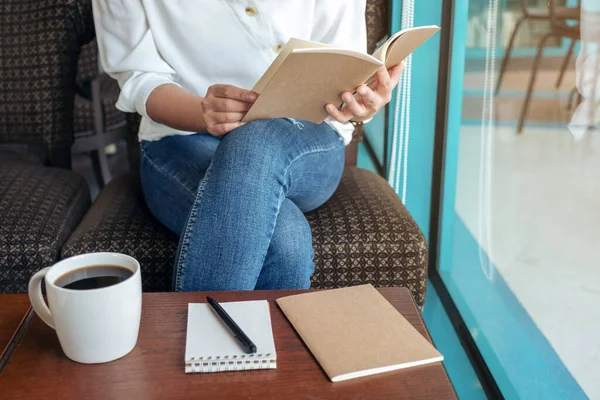 Close Afbeelding Van Een Vrouw Die Een Boek Opent Lezen — Stockfoto