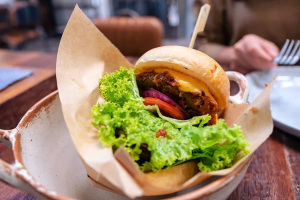 Tazón Hamburguesa Carne Mesa Madera Restaurante —  Fotos de Stock