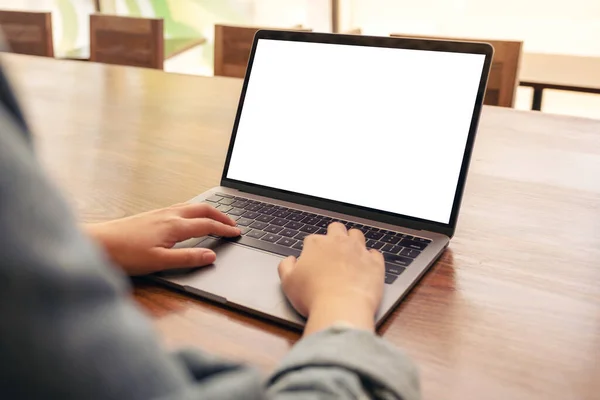 Imagem Mockup Uma Mulher Usando Digitando Laptop Com Tela Desktop — Fotografia de Stock