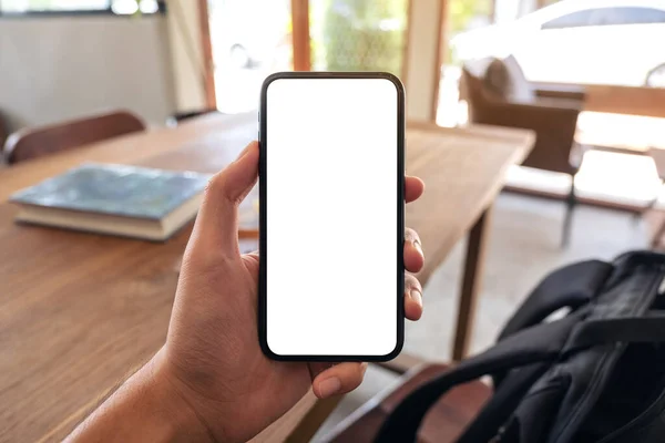 Obrázek Mužské Ruky Držící Černý Mobilní Telefon Prázdnou Obrazovkou Kavárně — Stock fotografie