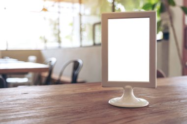 Kafedeki ahşap masada boş bir menü işareti.