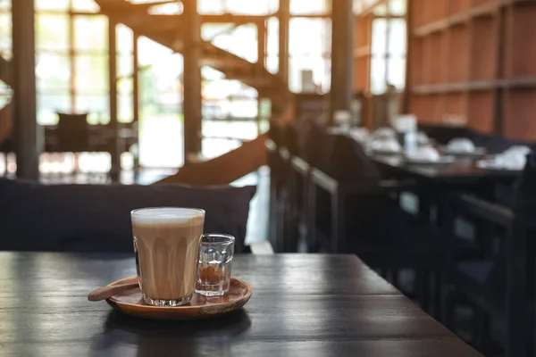 Zbliżenie Obraz Szklanki Gorącej Kawy Drewnianym Stole Kawiarni — Zdjęcie stockowe