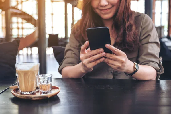 Nahaufnahme Einer Frau Die Ein Smartphone Mit Kaffeetasse Auf Einem — Stockfoto