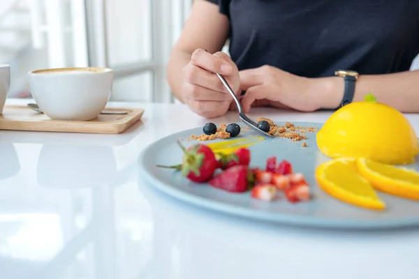 Eine Frau Isst Café Orangenkuchen Mit Gemischten Früchten Löffel — Stockfoto