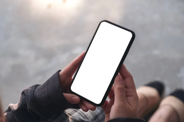 Obrázek Ženy Držící Černý Mobilní Telefon Prázdnou Obrazovkou Při Sezení — Stock fotografie