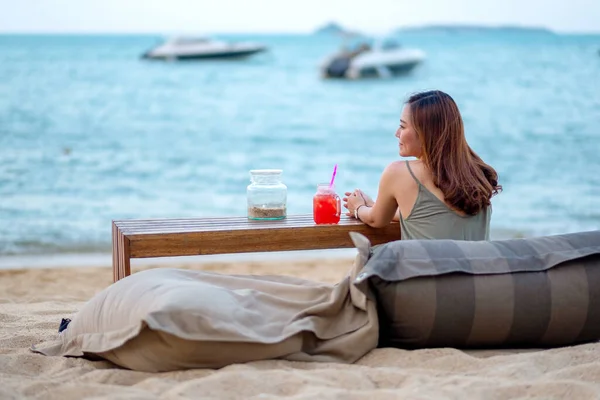 Una Bella Donna Asiatica Gode Seduta Sulla Spiaggia Riva Mare — Foto Stock