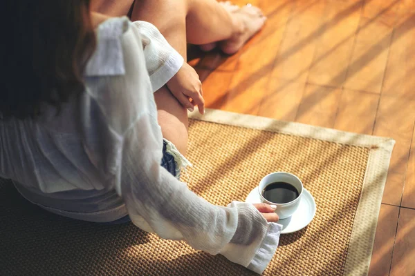 Imagem Vista Superior Uma Mulher Sentada Segurando Uma Xícara Café — Fotografia de Stock