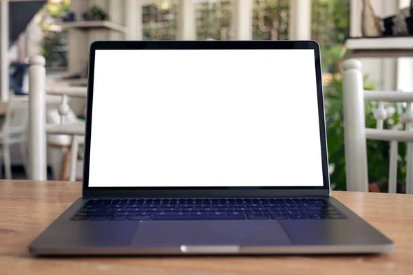 木製のテーブルの上に空白の白いデスクトップ画面とラップトップのモックアップイメージ — ストック写真