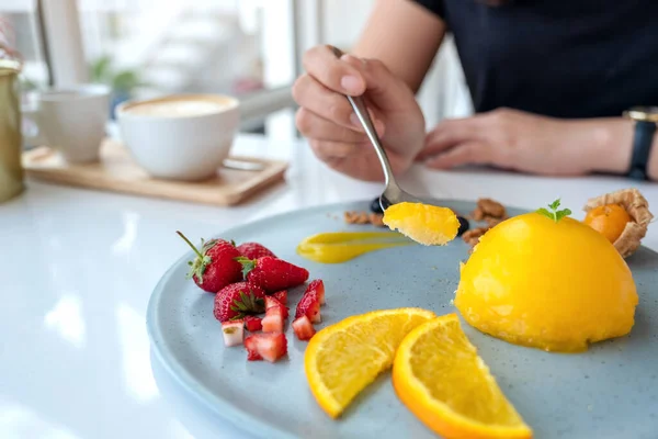 Eine Frau Isst Café Orangenkuchen Mit Gemischten Früchten Löffel — Stockfoto