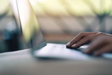 Dizüstü bilgisayar klavyesinde yazı yazan kadınların ellerinin yakın plan görüntüsü 