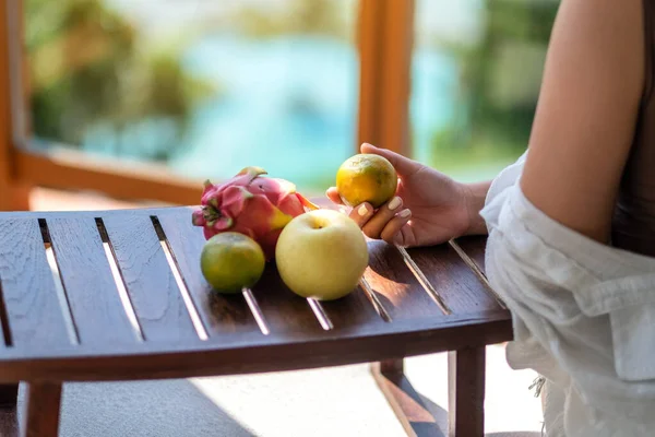 Una Donna Che Tiene Arancia Con Pera Frutta Drago Tavolino — Foto Stock
