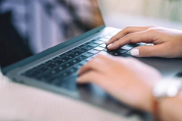 Imagem Close Das Mãos Mulher Usando Digitando Teclado Laptop — Fotografia de Stock