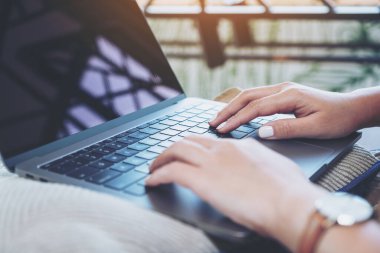 Dizüstü bilgisayar klavyesinde yazı yazan kadınların ellerinin yakın plan görüntüsü 