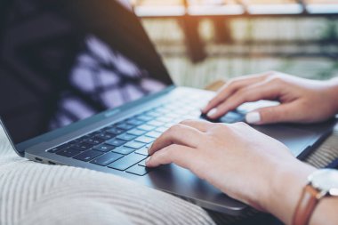 Dizüstü bilgisayar klavyesinde yazı yazan kadınların ellerinin yakın plan görüntüsü 
