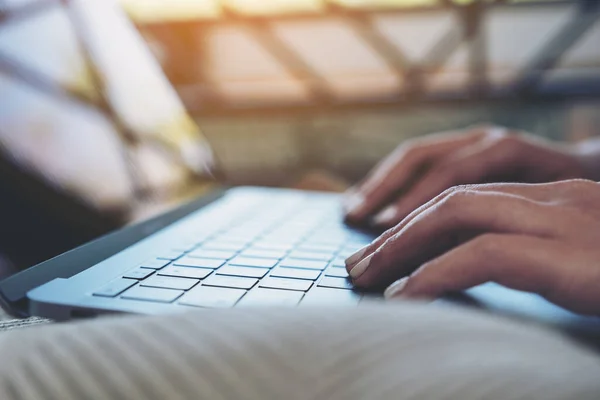 Imagem Close Das Mãos Mulher Usando Digitando Teclado Laptop — Fotografia de Stock