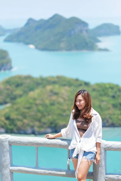 Una Donna Asiatica Con Bella Vista Koh Angthong Samui Island — Foto Stock