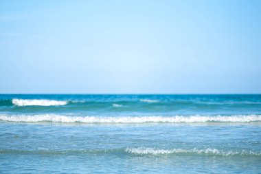 Mavi gökyüzü arka planlı tropikal beyaz plajın manzara görüntüsü