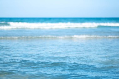 Mavi gökyüzü arka planlı tropikal beyaz plajın manzara görüntüsü