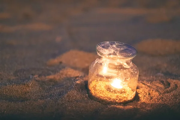 Крупним Планом Зображення Тримачів Скляних Пляшок Пляжі Вночі — стокове фото