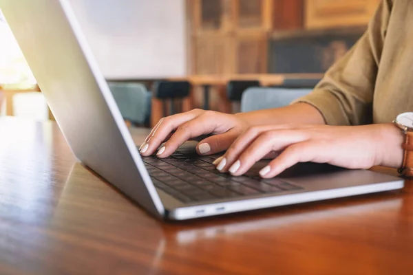 Imagem Close Das Mãos Mulher Usando Digitando Teclado Computador Portátil — Fotografia de Stock