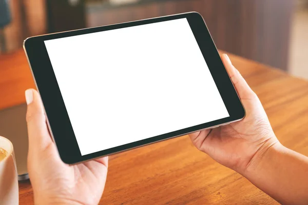 Wizerunek Dłoni Trzymających Czarną Tabletkę Białym Ekranem Laptopem Filiżanką Kawy — Zdjęcie stockowe