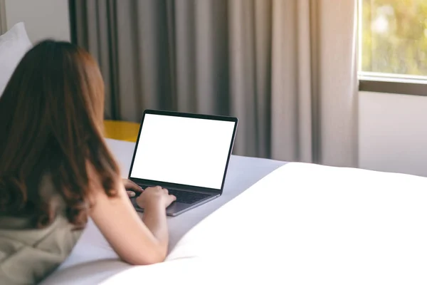 Makieta Kobiety Pracującej Piszącej Laptopie Pustym Ekranem Podczas Relaksu Leżenia — Zdjęcie stockowe