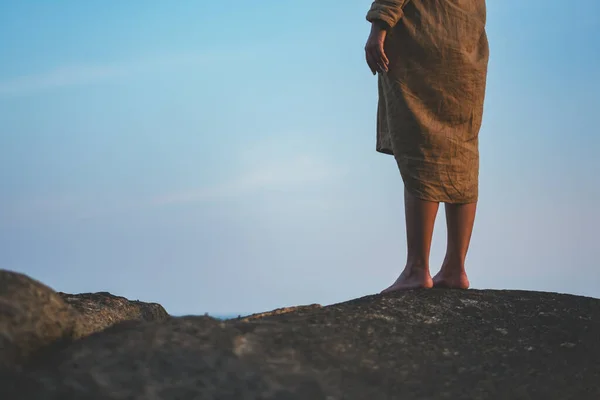 Крупним Планом Зображення Жіночої Ноги Стоячи Скелі Біля Пляжу — стокове фото