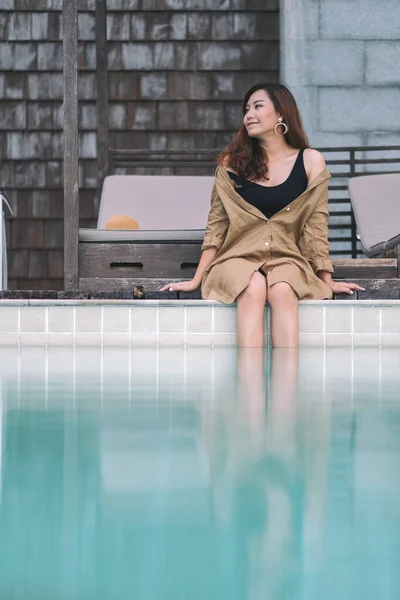 Retrato Una Hermosa Mujer Asiática Disfrutando Sentada Junto Piscina — Foto de Stock