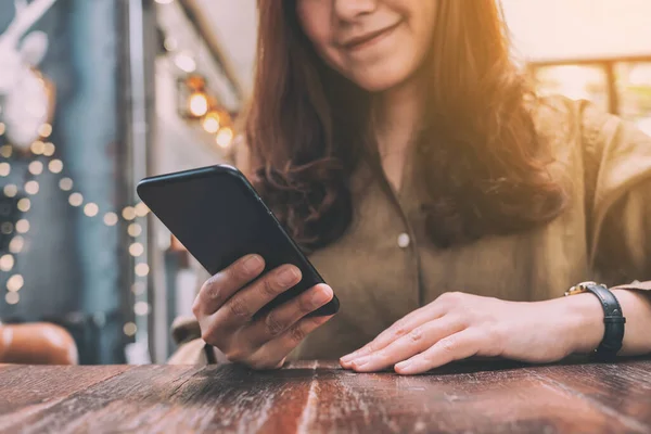 Kafedeki Akıllı Telefonu Tutan Kullanan Ona Bakan Güzel Bir Kadının — Stok fotoğraf