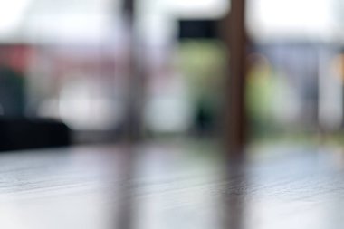 Bulanık arkaplanı olan bir masa