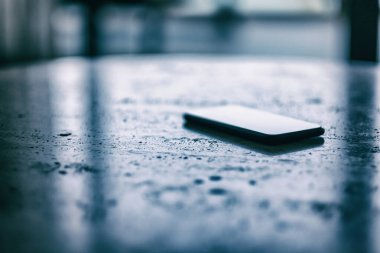 Masada tek bir siyah cep telefonu var. 