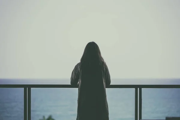 Beautiful Asian Woman Standing Enjoy Watching Sea View Balcony — Stock Photo, Image