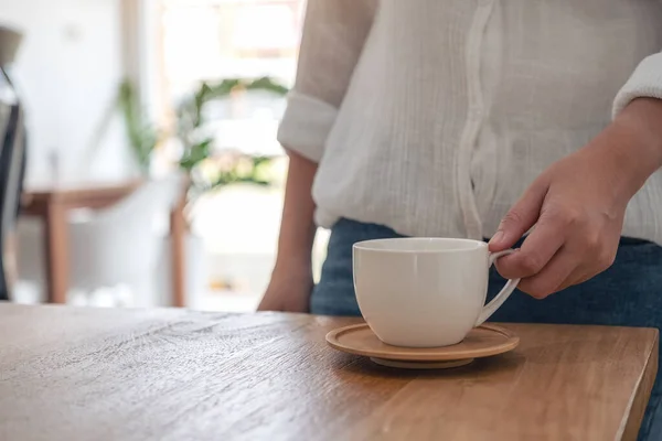 Image Rapprochée Une Femme Tenant Une Tasse Blanche Café Chaud — Photo