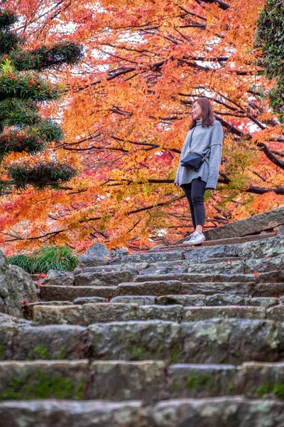 Una Hermosa Mujer Asiática Disfrutó Pie Jardín Con Hojas Árbol —  Fotos de Stock