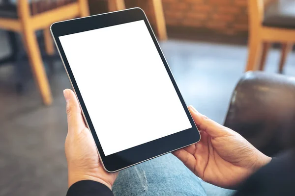 Mockup Kép Egy Kezében Fekete Tabletta Üres Fehér Képernyőn Miközben — Stock Fotó