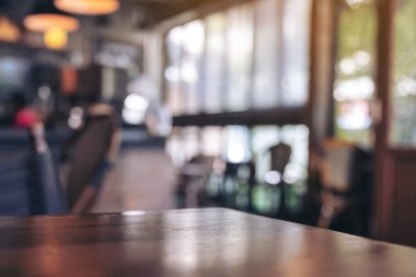 Kafede bulanık insanlarla dolu ahşap masa. 