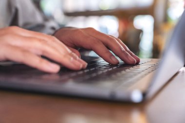 Masanın üzerindeki dizüstü bilgisayarın klavyesinde el yazısının yakın plan görüntüsü.