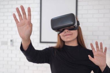 Video kamera takan Asyalı bir kadın oyun oynamaktan zevk alıyor. 