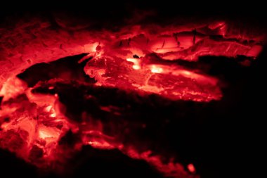 Geceleri yanan kömürlerin görüntüsünü kapat