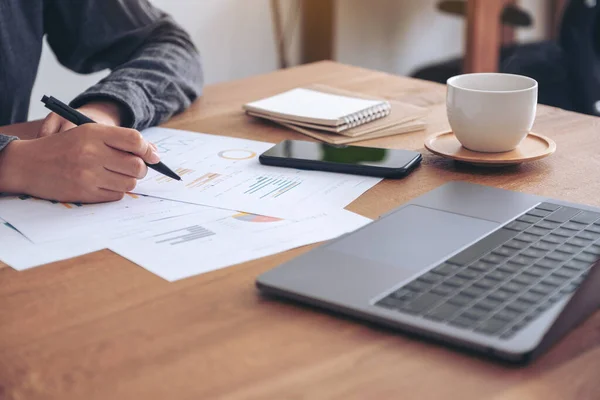 Una Mujer Negocios Escribiendo Trabajando Datos Negocios Documentos Con Computadora —  Fotos de Stock