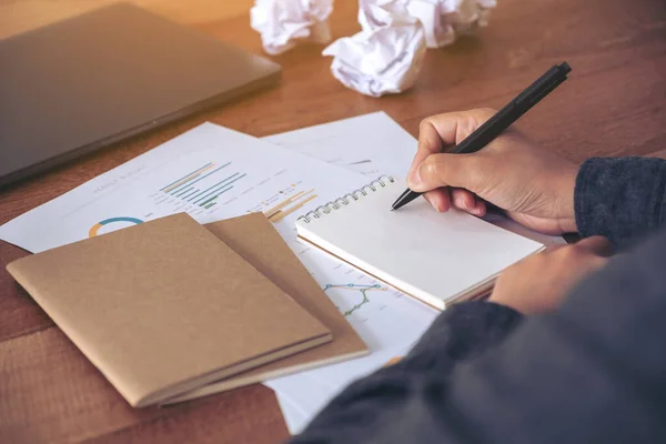 Imagem Perto Uma Mulher Negócios Trabalhando Escrevendo Caderno Branco Branco — Fotografia de Stock